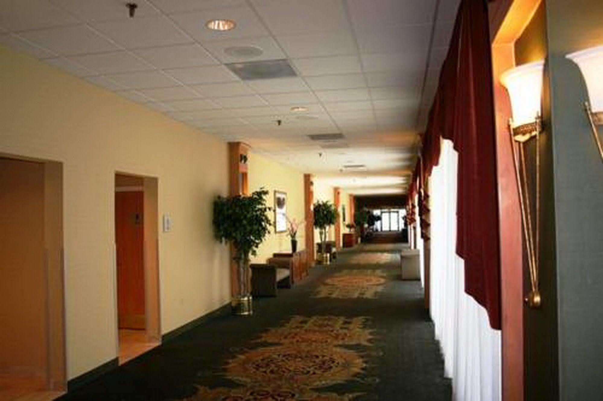 Magnuson Grand & Conference Center Somerset-Bridgewater Екстериор снимка